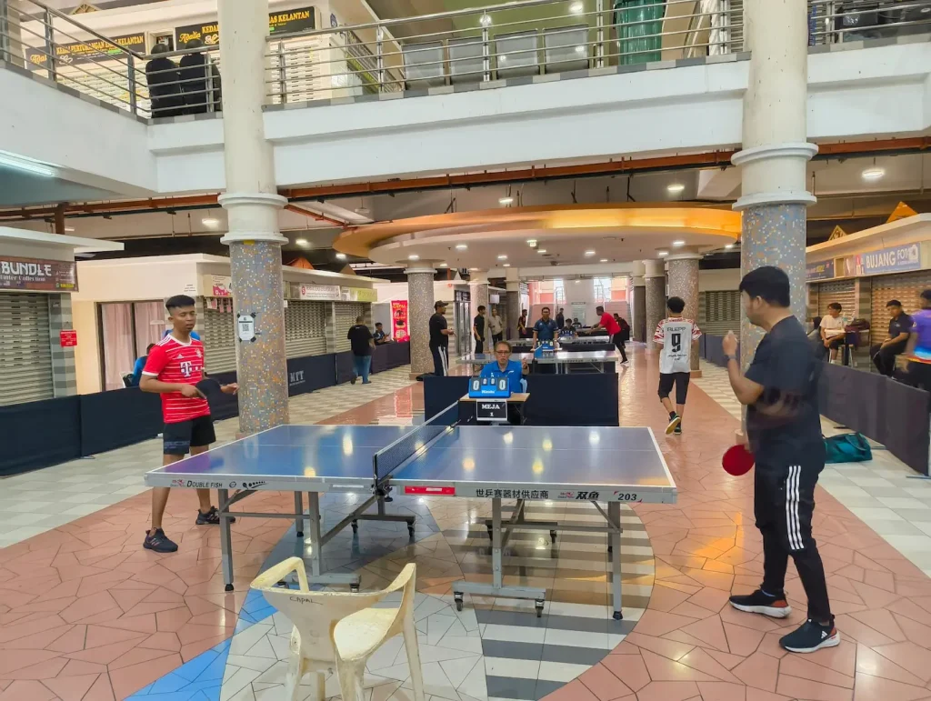 Perlawanan-ping-pong-berseorangan-di-kejohanan-jaguh-kampung-ping-pong-merdeka
