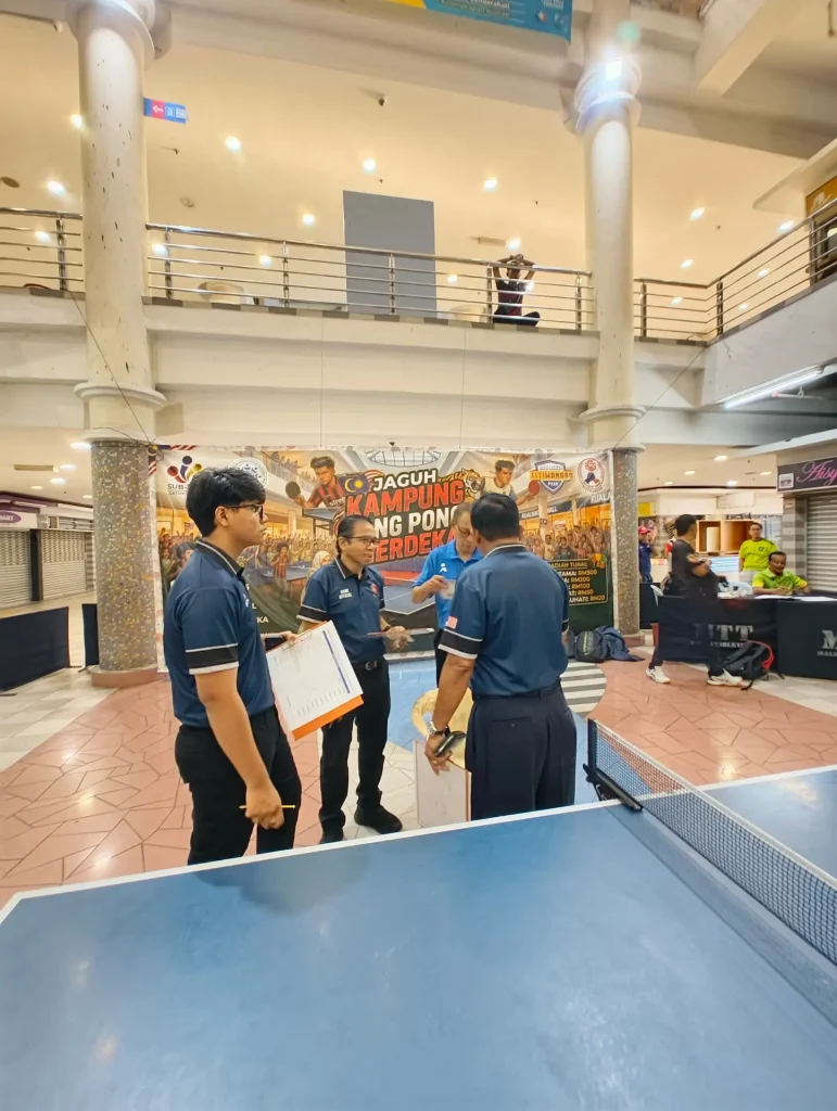 Perbincangan-Pengadil-di-Kejohanan-Jaguh-Kampung-Ping-Pong-Merdeka