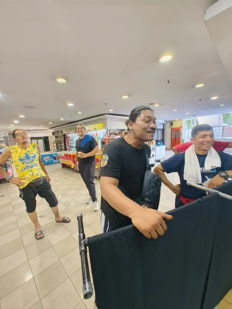 penonton-orang-kampung-yang-bersorak-di-kejohanan-jaguh-kampung-ping-pong-merdeka