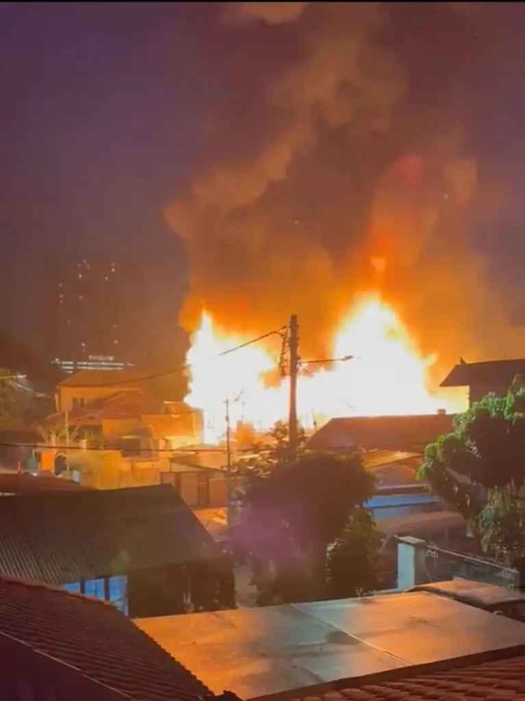 semuanya musnah dalam sekelip mata - kebakaran ngeri ragut 4 rumah dan surau - anak keramat - 2